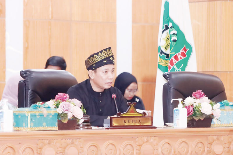 Ketua DPRD Siak Indra Gunawan memimpin paripurna laporan hasil kerja Banggar terhadap Ranperda perubahan APBD 2023 di Gedung Paripurna Putri Kaca Mayang Kantor DPRD Siak, Jumat (29/9/2023).