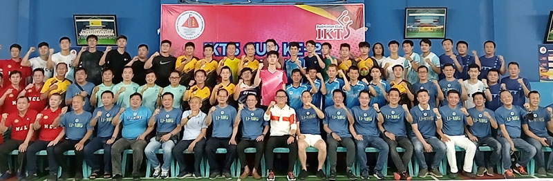 Ketua IKTS Tohan (tengah) foto bersama dengan perwakilan ormas Tionghoa dan peserta yang mengikuti turnamen bulutangkis IKTS Cup II, Sabtu (28/10/2023).