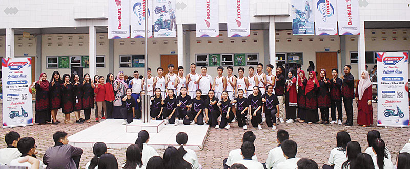 Tim bolabasket putra dan tim dance SMA Dharma Loka Pekanbaru foto bersama dengan majelis guru saat roadshow Honda DBL with Kopi Good Day Riau Series di  SMA Dharma Loka Pekanbaru, Rabu (8/11/2023).