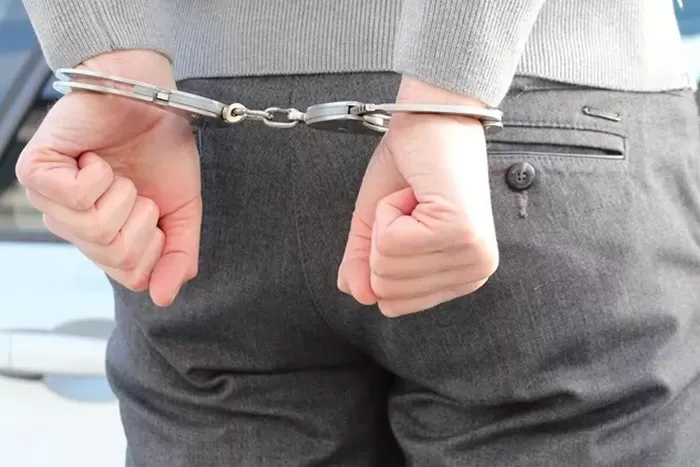 Ilustrasi penahanan pelaku tindak perbiatan tidak menyenangkan oleh polisi.