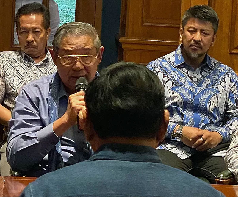 Ketua Majelis Tinggi Partai Demokrat Susilo Bambang Yudhoyono (SBY) berbicarfa dengan Ketua Umum Partai Gerindra Prabowo Subianto di Hambalang, Bogor (17/9/2023).