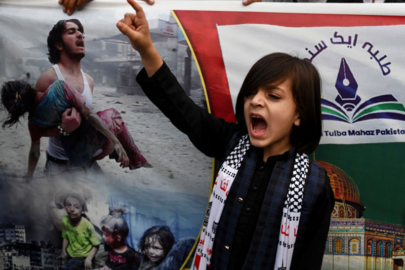 Seorang anak yang mendukung Muslim Talba Mahaz Pakistan meneriakkan slogan-slogan saat unjuk rasa solidaritas kepada warga Palestina di Lahore, Kamis  (2/11/2023).