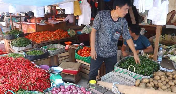 Jelang Ramadan harga komoditi di pasar tradisional di Kota Pekanbaru mengalami kenaikan, beberapa waktu lalu(EVAN/RIAUPOS.CO)