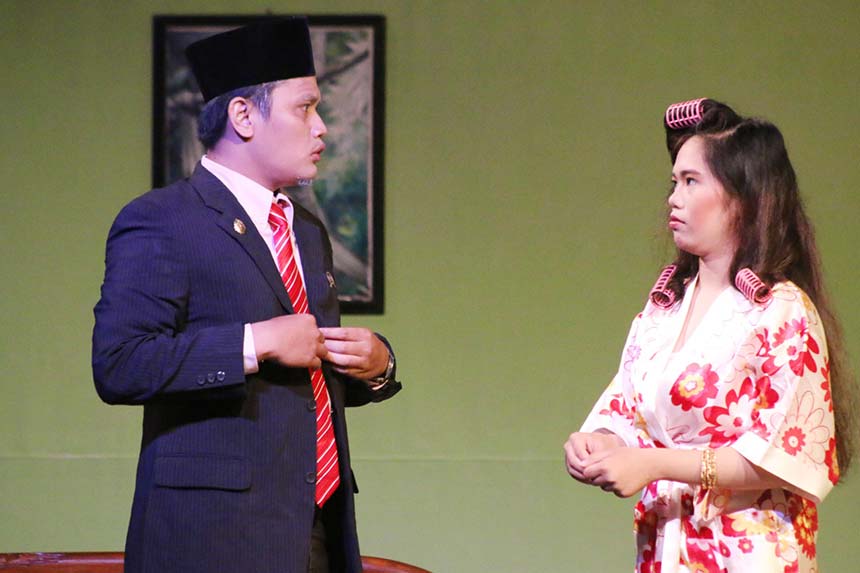 Muhammad Arif Al Husein (kiri) saat bermain dalam drama Raja Minyak produksi Teater Batra yang dipentaskan di Banjarmasin, Kalimantan Selatan, pada 2015 lalu.