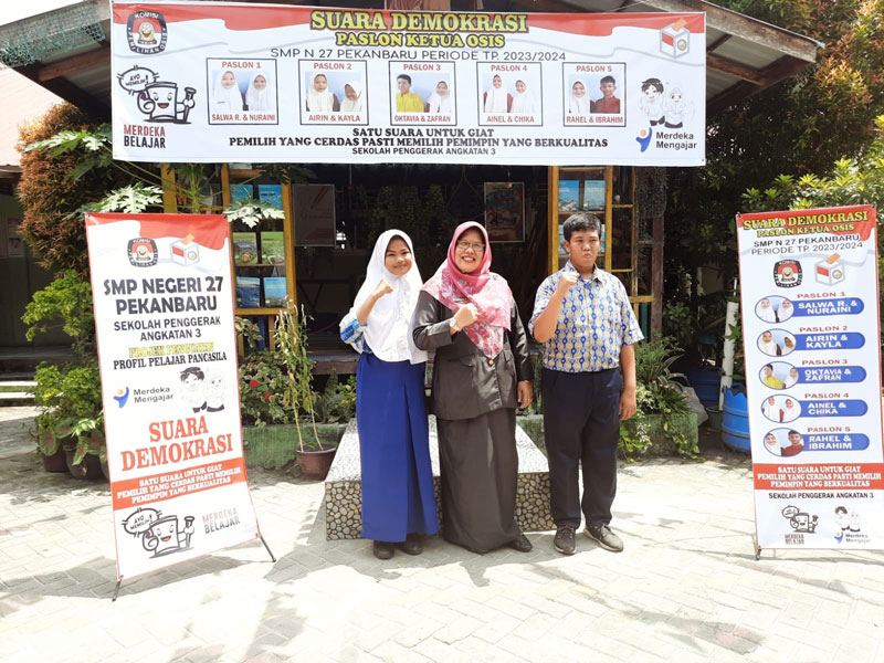 Kepala SMPN 27 Pekanbaru Hasrida Nengleli MPd (tengah) foto bersama pasangan ketua OSIS terpilih Oktavia Rinjani dan Zafran Khairi, Rabu (13/9/2023).