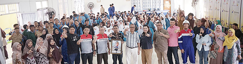 Kepala SMAN 1 Bangko Rokan Hilir Ismail Jabar, Data Administrator Departemen Formalitas dan Komunikasi SKK Migas Perwakilan Sumbagut Nora Asimah, Manager External Communications & Stakeholder Relations (ECSR) Area North PHR Rudi Arief, Direktur Riau Pos F