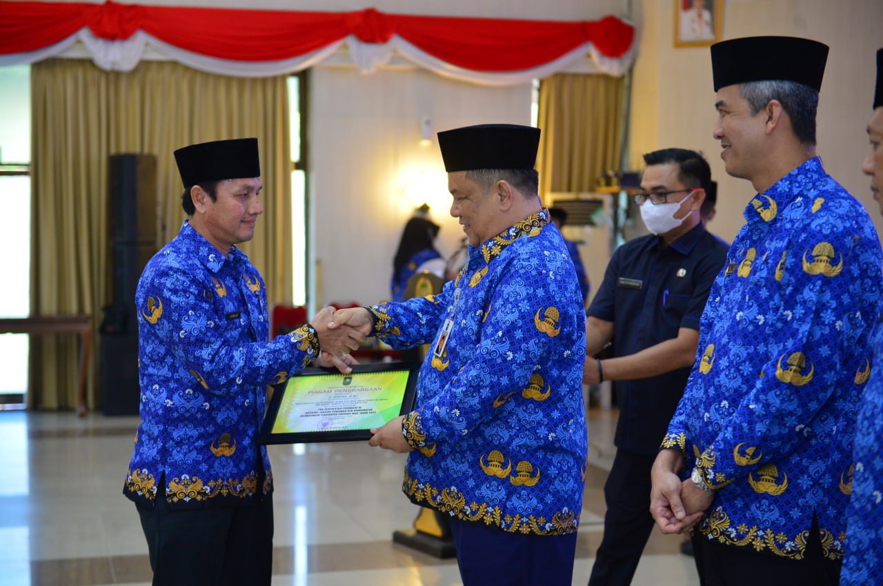 Sekdaprov Riau SF Hariyanto menyerahkan penghargaan kepada ASN Pemprov Riau, Selasa (29/11/2022).