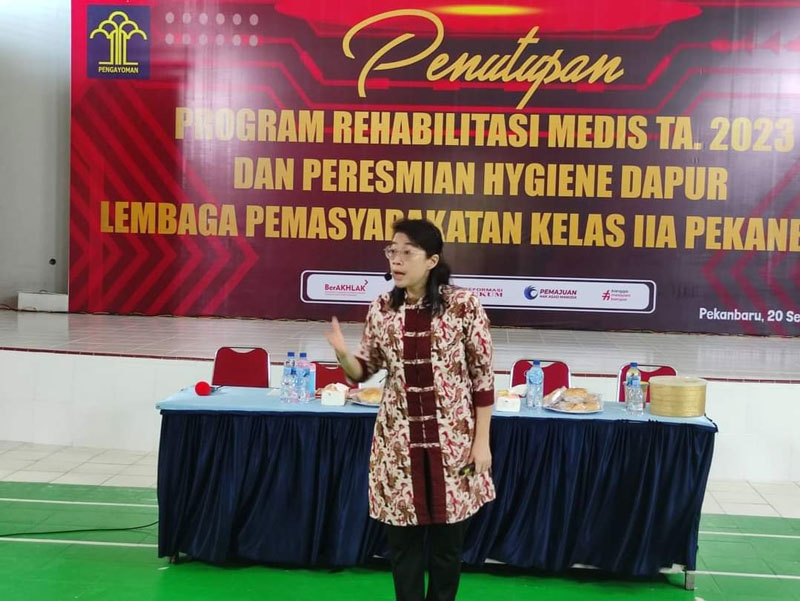 Erina Wongso memberikan pelatihan moral dan budi pekerti kepada warga binaan Lapas Kelas IIA Pekanbaru, Senin (25/9/2023).