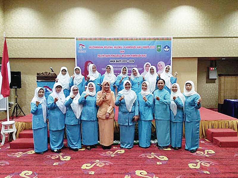 FOTO BERSAMA: Ketua PW Himpaudi Riau Hj Sri Wahyuni (baju coklat) foto bersama pengurus usai dilantik oleh Ketua Umum PP Himpaudi Prof Dr Ir Netty Herawaty MSi di Hotel Resti Menara, Pekanbaru, Sabtu (7/3/2020).(HUMPAUDI RIAU FOR RIAU POS)