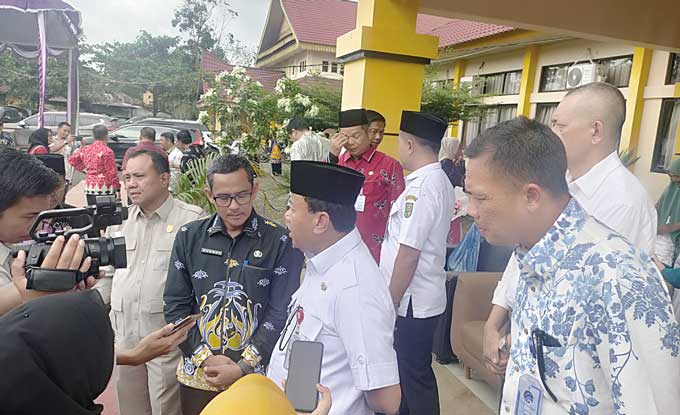 Plt Bupati Kuansing Drs H Suhardiman Amby Ak MM didampingi Plt Camat Hulu Kuantan Nasrul SSos MSi saat di wawancarai awak media, Kamis (23/2/2023).