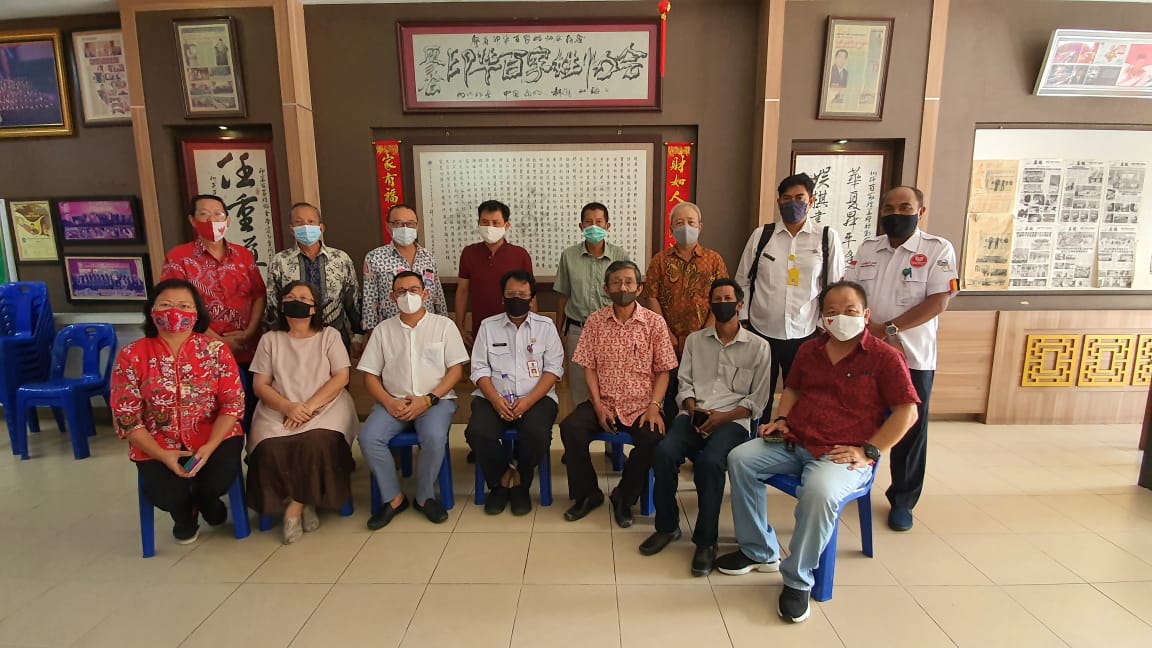 Kadis Kebudayaan Provinsi Riau Raja Yoserizal (empat kiri bawah), didampingi Ketua PSMTI Riau Stephen Sanjaya (tiga kiri bawah), Ketua FPK Riau Fachry Yasin (tiga kanan bawah), ketua Pemerhati Cagar Budaya (PCB) Riau Dendy (baju hijau belakang) tempak fot