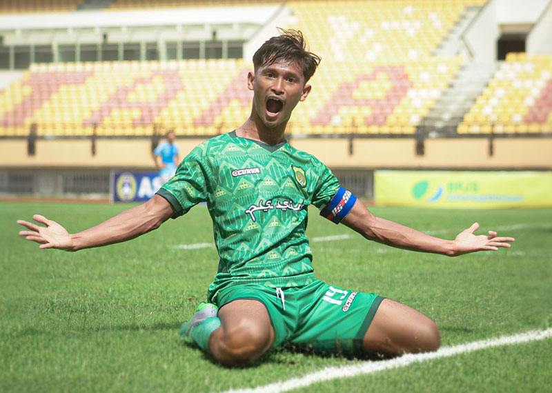 Kapten PS Siak Putra Wulan Dara  melakukan selebrasi usai mencetak gol ke gawang Wahana FC dalam laga final Liga 3 Zona Riau di Stadion Utama Riau, Selasa (12/12/2023).