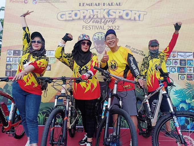Anggota komunitas Padang MT Bike foto bersama usai mengikuti gowes Lembah Harau, Limapuluh Kota, beberapa waktu lalu.
