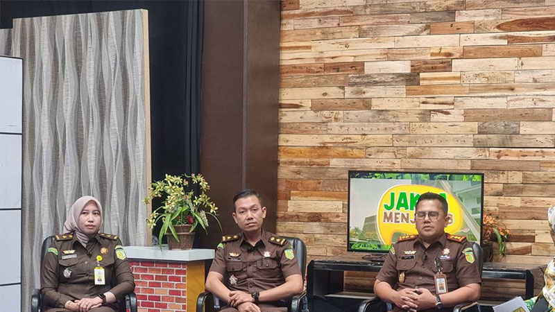 Kajari Kampar Sapta Putra, Kasi Intel Rendy Winata dan Kasi Datun Gina Olivia saatÂ  menjadi narasumber dalam program