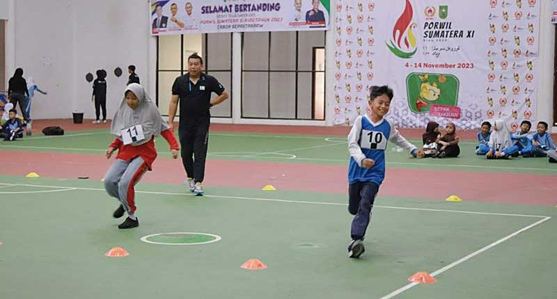 Peserta didik asal  Pekanbaru saat ikut identifikasi bakat yang digelar Dispora Riau di  di venue sepaktakraw Kompleks Bandar Seni Raja Ali Haji,  Pekanbaru, Selasa (28/11/2023).