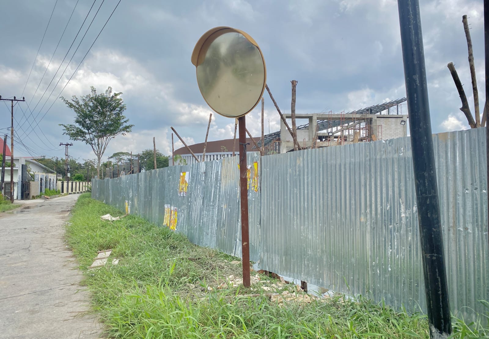 Kompleks Gedung Riau Creative Hub di Jalan Arifin Achmad ditutup seng pada Senin (6/11/2023) usai pagarnya yang sedang dibangun roboh pada Ahad (5/11/2023) malam.