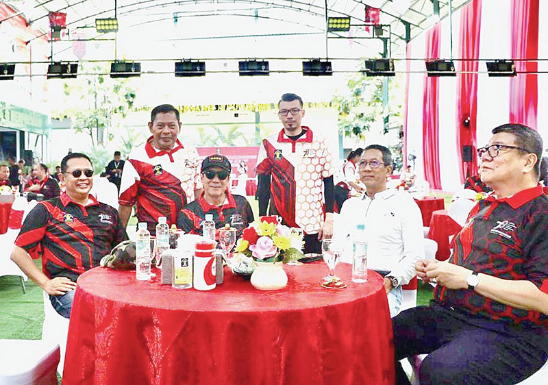 Kakanwil Kemenkum HAM Riau Mhd Jahari Sitepu dan Andry (berdiri) foto bersama Menkum HAM Yasona Laoly dan Ketua MPRÂ Bambang Soesatyo di Jakarta, Rabu (19/7/2023).