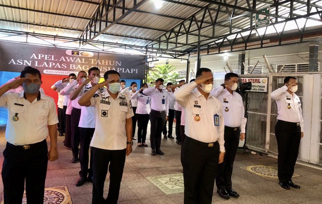 Kalapas Bagansiapiapi Wachid Wibowo dan jajaran ASN mengikuti apel awal tahun secara nasional yang digelar virtual di Bagansiapiapi, Rabu (4/1/2023).