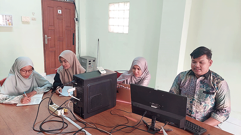 Dosen Teknik Informatika dan Psikosospol Universitas Abdurrab melakukan kegiatan pembuatan Aplikasi Metode Smart Learning, Senin (2/10/2023).