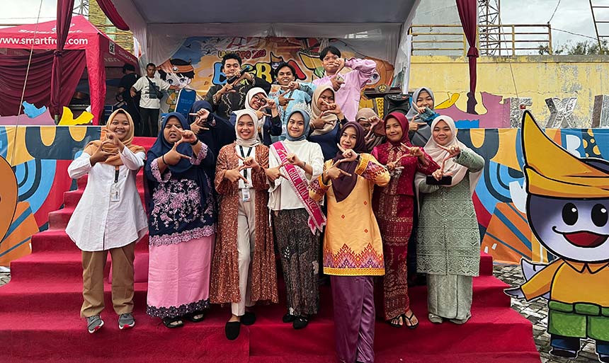 Winner ZFace 2022 dan kepanitiaan Unri EXPO 2023 saat sosialisasi Gen Z di lapangan panjat tebing Unri.