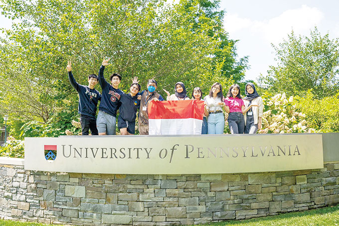 Siswi SMA Mutiara Harapan Pangkalankerinci, Chiara Aishabyna Firasty (lima kiri), Putu Maharani (enam kiri) dan Farah Naila Salma (kanan) berfoto bersama di University of Pennsylvania di sela kegiatan Summer School Program di AS, Juni 2022 lalu.
