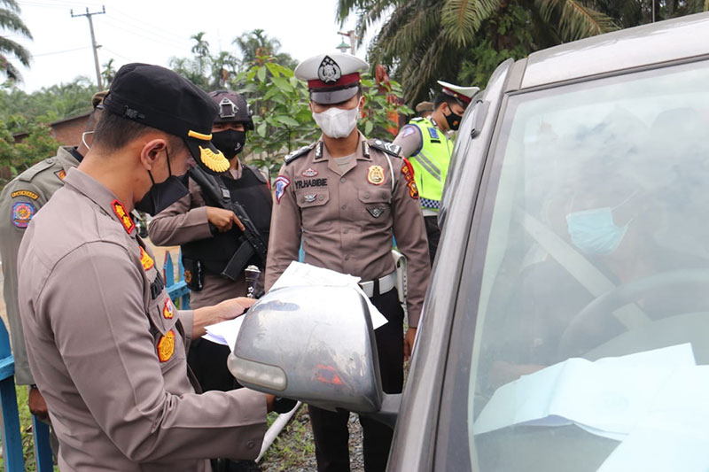 Kapolres Inhil AKBP Dian Setyawan, memerisa kelengkapan administrasi pengendara yang melintas di Pos Sekat Jalan, Selensen, Kamis (6/5).