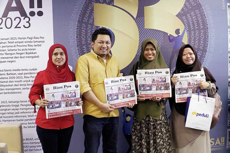 Manager Operasional dan Keuangan Daarut Tauhid Peduli Lembaga Amil Zakat Maida (dua kanan) dan Staff Corporate Sakinah berfoto  dengan Wakil Pemimpin Redaksi  Riau Pos Mario Kissaz dan Sekretaris Redaksi Riau Pos Rike Febriyani, Selasa (13/6/2023) saat me