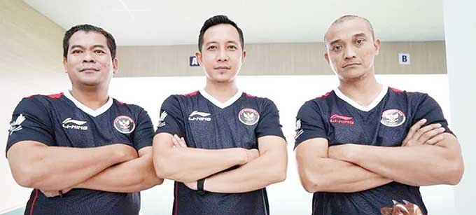 Atlet menembak Riau Totok Tri Martanto (kiri) foto bersama dengan Anang Yulianto (kanan) dan Dewa Putu Suteja (tengah) usai meraih medali emas nomor fire pistol beregu putra SEA Games 2021, Senin (16/5/2022).