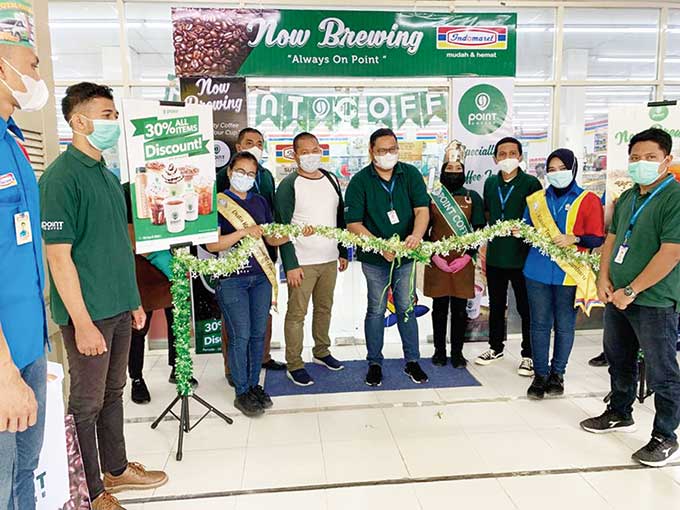 Pengguntingan pita tanda dibukanya atau dimulainya operasional Point Coffee Indomaret di Jalan Sutomo Siak oleh Deputi Branch Manajer Ichsan Kusuma Ismail yang akrab disapa Iki didampingi Manajer Operasional Indomaret Rabindra, Sabtu (10/4/2021).