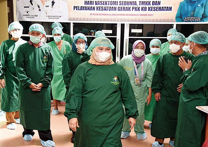Bupati Bengkalis Kasmarni bersama rombongan meninjau ruang bedah, sekaligus menyempatkan diri berdioalog bersama warga, para dokter dan tenaga kesehatan, Selasa (9/11/2021).
