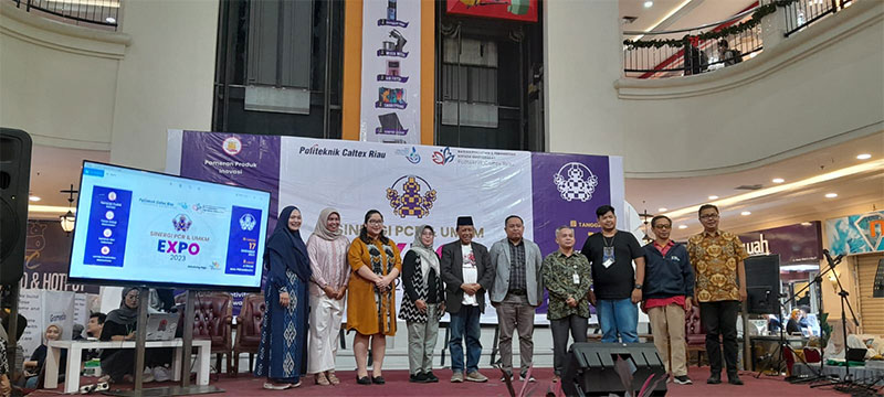 Direktur PCR Dr Dadang Syarif foto bersama pemateri dan tamu undangan usai pembukaan UMKM Ekspo di Atrium Mal Pekanbaru, Ahad (17/12/2023).