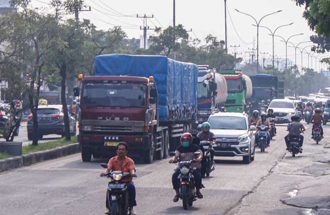 Sejumlah truk bertonase besar melintas di tengah kepadatan arus lalu lintas kendaraan di Jalan HR Soebrantas, belum lama ini. Hingga saat ini belum ada upaya nyata dari dinas terkait untuk melakukan penindakan terhadap sejumlah truk yang melintas di luar