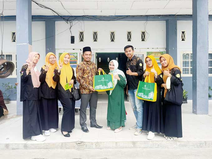 Tim perbankan syariah UMRI foto bersama usai mengadakan sosialisasi perbankan syariah kepada para santri Pesantren Islamic Centre dan Pesantren Assalam, beberapa waktu lalu.