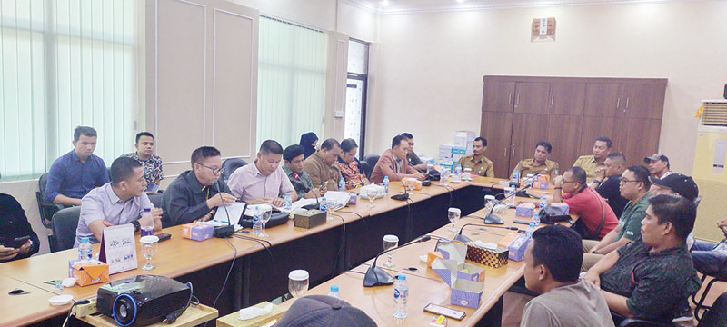 Wakil Ketua II DPRD Bengkalis Sofyan bersama anggota Banmus menggelar konferensi pers terkait persoalan agenda Banmus yang tidak sesuai dengan tatib dewan di ruang rapat Banmus DPRD Bengkalis, Selasa (3/10/2023) siang.