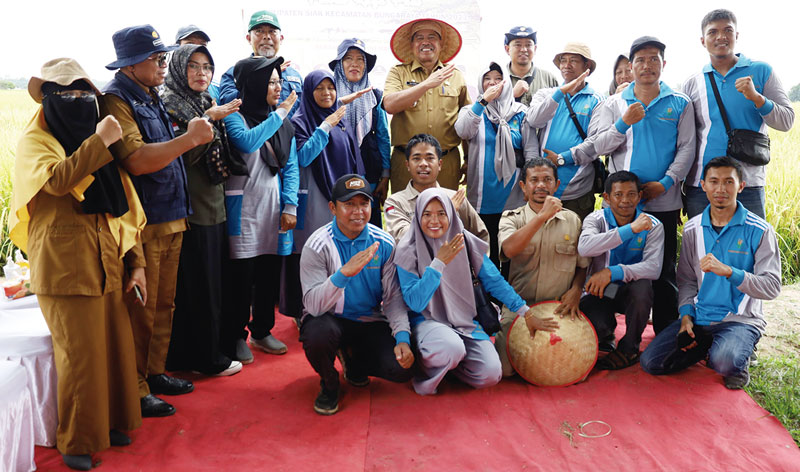 Bupati Siak Alfedri foto bersama kelompok tani dan penyuluh pertanian di Kampung Bungaraya, Kecamatan Bungaraya, Senin (13/11/2023).