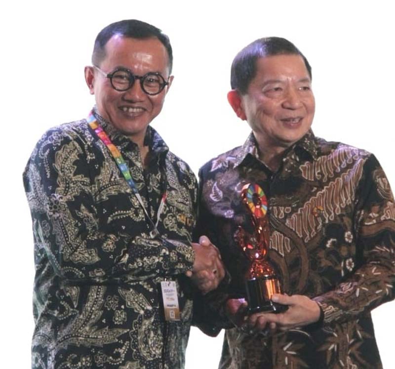 Menteri PPN/Bappenas Suharso Monoarfa (kanan) menyerahkan penghargaan Indonesiaâ€™s SDGs Action Awards pada kategori PelaÂ­ku Usaha Besar kepada Sekretaris PeruÂ­sahaan PLN Alois Wisnuhardana (kiri), di Yogyakarta, Senin (6/11/2023).