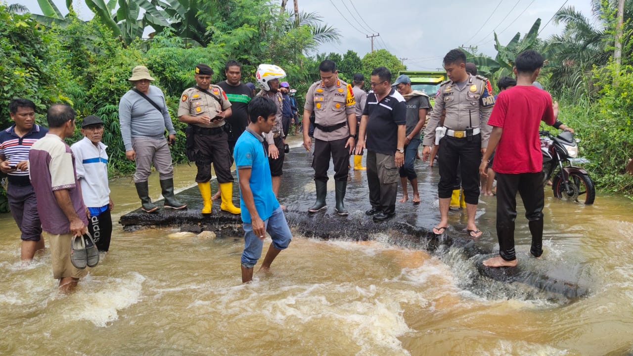 Kapolres Inhu AKBP Efrizal SIK (tegah) bersama jajaran meninjau lokasi putusnya Jalan Lintas Rengat-Tembilahan di Desa Sungai Raya Kecamatan Rengat, Ahad (29/12/2019).