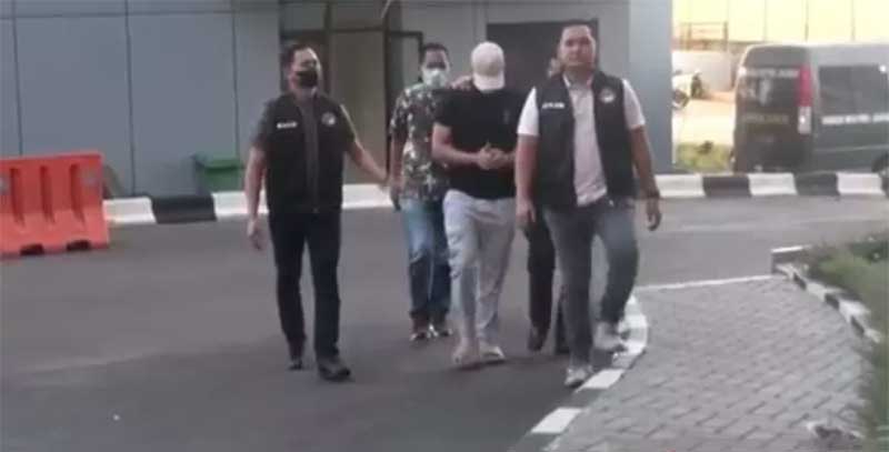 Polisi membawa pemain sinetron HF ke kantor Mapolres Metro Jakarta Barat, Ahad (16/4/2023).