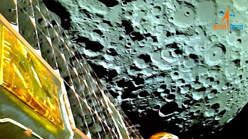 Chandrayaan 3 bersiap mendarat di bulan.