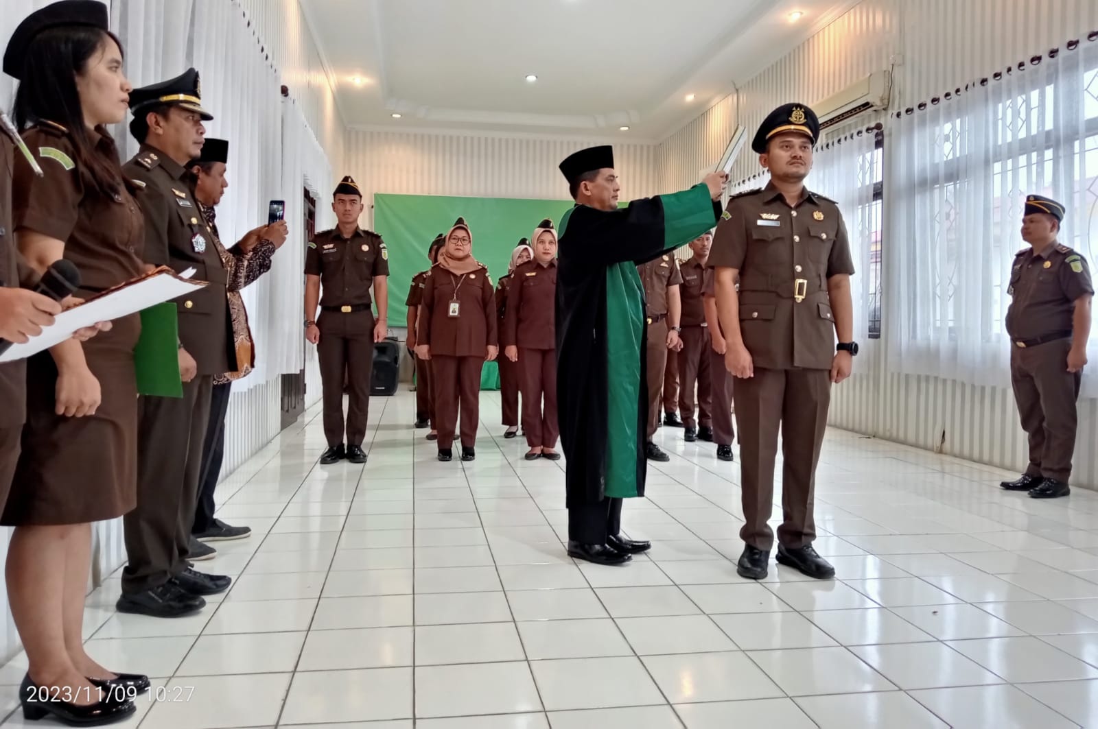 Kasi Intelijen, Muhammad Ulinnuha SH saat diambil sumpahnya pada Sertijab yang dipimpin Kajari Inhu, Romiyasi SH, Kamis (9/11/2023)