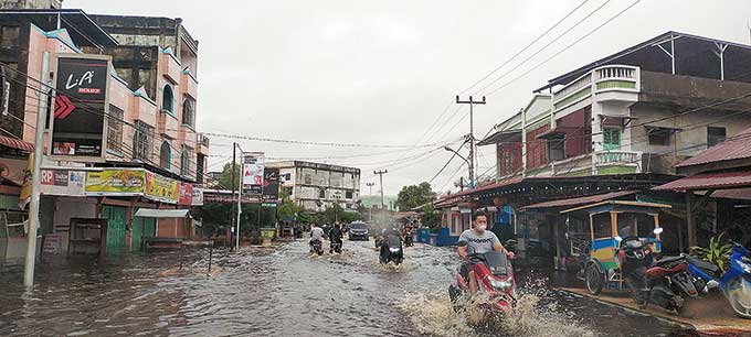 Sejumlah kendaraan bermotor melintas di Jalan Pertanian dekat perkantoran Pemkab Bengkalis masih terendam banjir hingga Jumat (11/2/2022) pagi.
