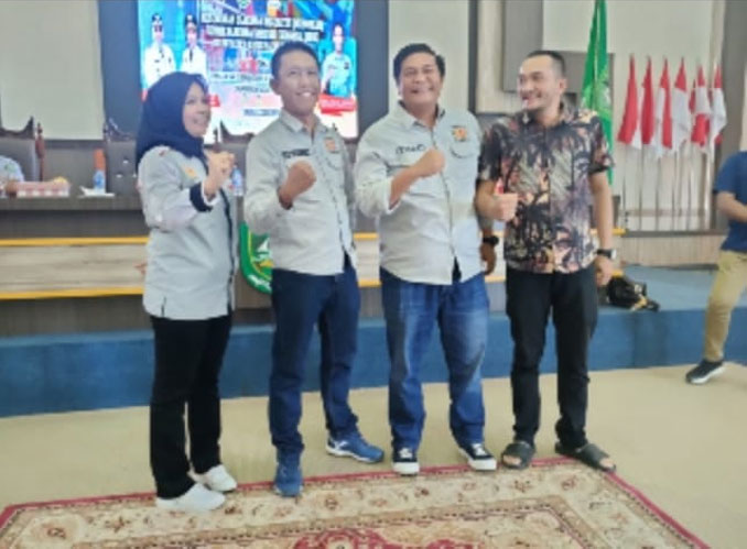 Darma Firdaus Sitompul (dua dari kiri) terpilih secara aklamasi sebagai Ketua Umum KONI Bengkalis periode 2023-2027 pada Musorkab KONI Bengkalis di Lantai Empat Kantor Bupati Bengkalis, Jumat (23/12/2022).