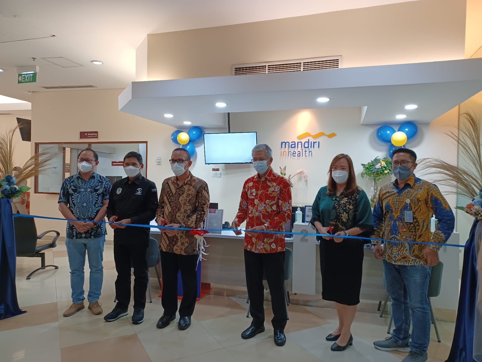 Direktur Sales Corporation Eka Hospital Octdy Hendrawan (tiga kiri) didampingi, Direktur Operasional Mandiri Inhealth Pusat dr Oni Jauhari (tengah), Direktur Keuangan Mandiri Inhealth Pusat Rahmat Syukri (dua kiri), Direktur Eka Hospital Pekanbaru dr Eliz