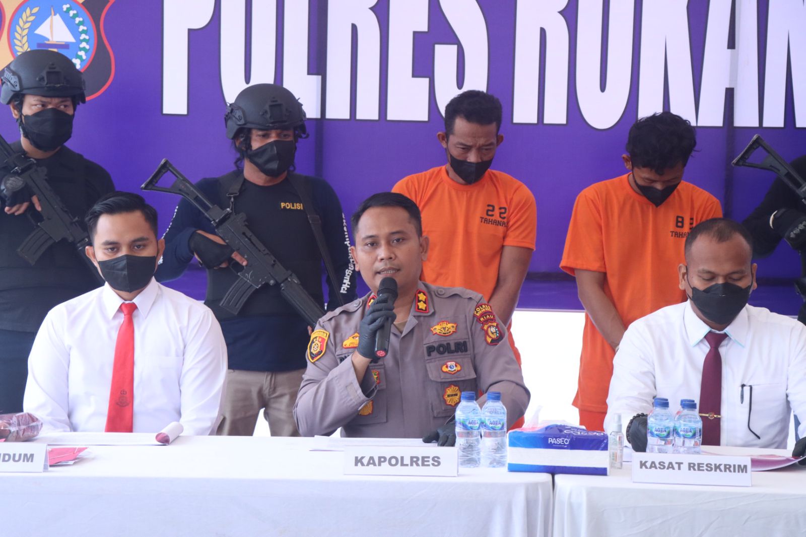 Kapolres Rohul AKBP Pangucap Priyo Soegito SIK MH di dampingi Kasat Reskrim AKP D Raja Putra Napitupulu SIK MH, Kanit Pidum IPDA Abdau Wardiyoso STrK dan Kasusbsi Si Humas AIPDA Mardiono Pasda SH menunjukkan barang bukti dalam pres realese pengungkapan ka