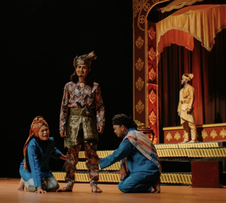 Pertunjukan Drama Klasik Bangsawan Tengku Mahkota Seri Buantan di Anjung Seni Idrus Tintin, Jalan Sudirman, Pekanbaru, 25-26 November 2022.
