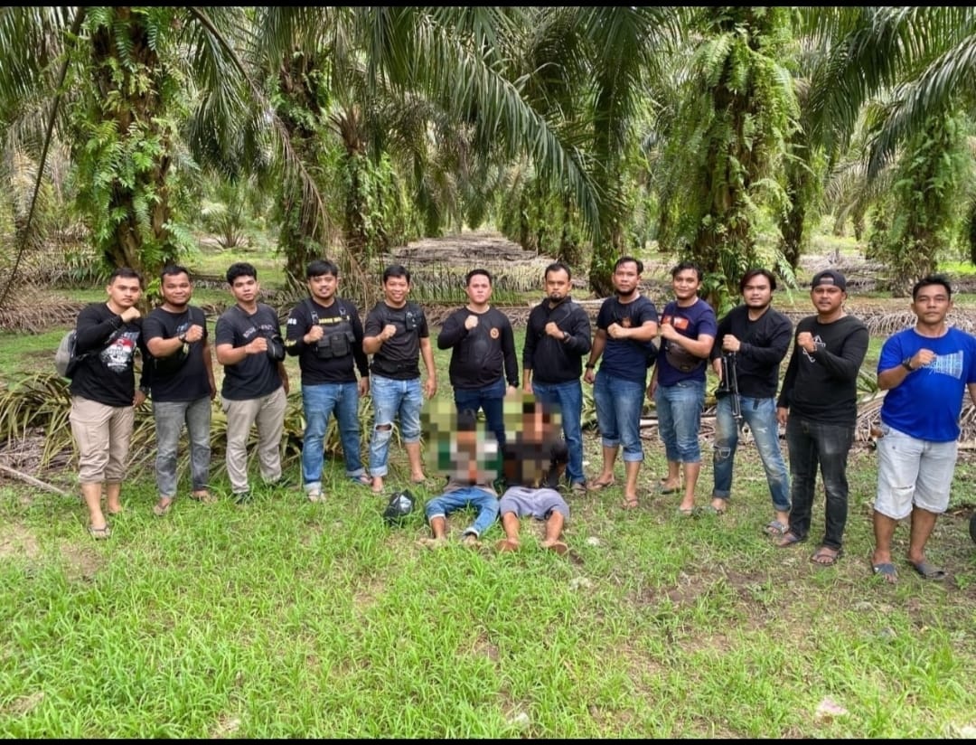 Dua pelaku saat diamankan petugas di perkebunan warga, Jumat (9/6/23).