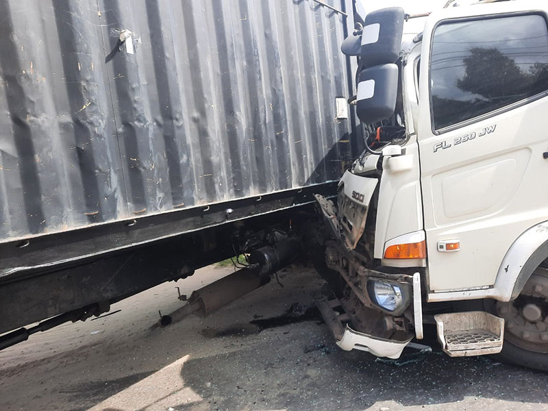 Tiga mobil mengalami kecelakaan tabrakan beruntun di Jalan Pasir Putih, Km 3 Desa Tanah Merah, Kecamatan Siak Hulu, Kabupaten Kampar, Kamis (12/1/2023).