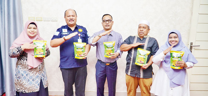 Pj Bupati Kampar Muhammad Firdaus foto bersama usai merima kunjungan audiensi dengan pelaku UMKM Kerupuk Lomang Balado UMMI di ruang rapat Rumah Dinas Bupati Kampar, Bangkinang, Selasa (12/12/2023).