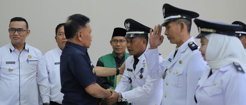 Pelaksana tugas (Plt) Bupati Kabupaten Kepulauan Meranti H Asmar melantik 17 orang Penjabat (Pj) kepala desa di Selatpanjang, Rabu (20/12/2023).