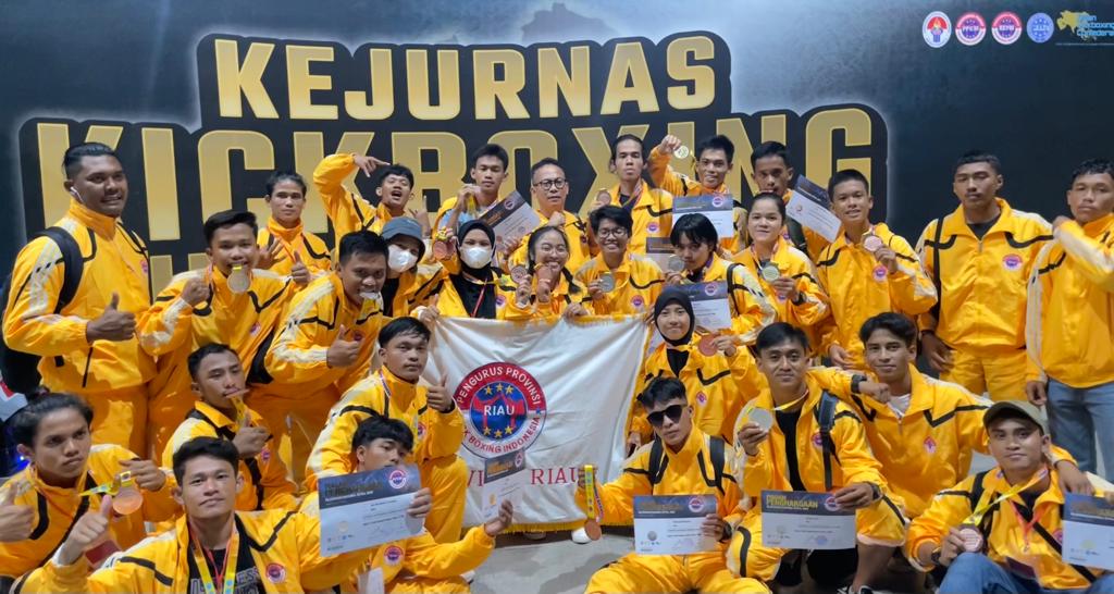 Atlet, pelatih dan pengurus Kickboxing Provinsi Riau berfoto bersama di sela Kejurnas Kickboxing IV Tahun 2022 di Batam, Kepulauan Riau, 6-9 Oktober 2022.